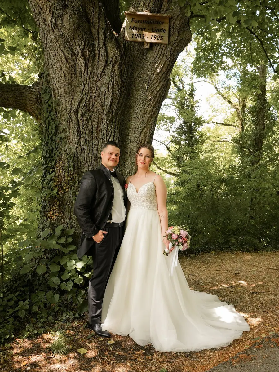 Franky und Angelika unter einem großen Baum – Hochzeit Franky und Angelika