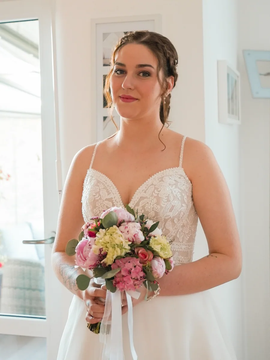 Angelika im Brautkleid mit Strauß – Hochzeit Franky und Angelika