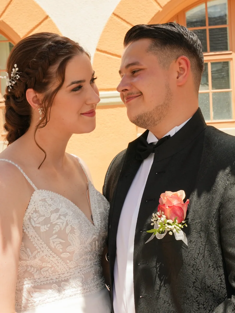 Franky und Angelika lächeln sich an – Hochzeit Franky und Angelika