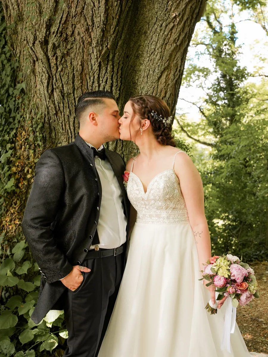 Kuss unter dem Baum – Hochzeit Franky und Angelika