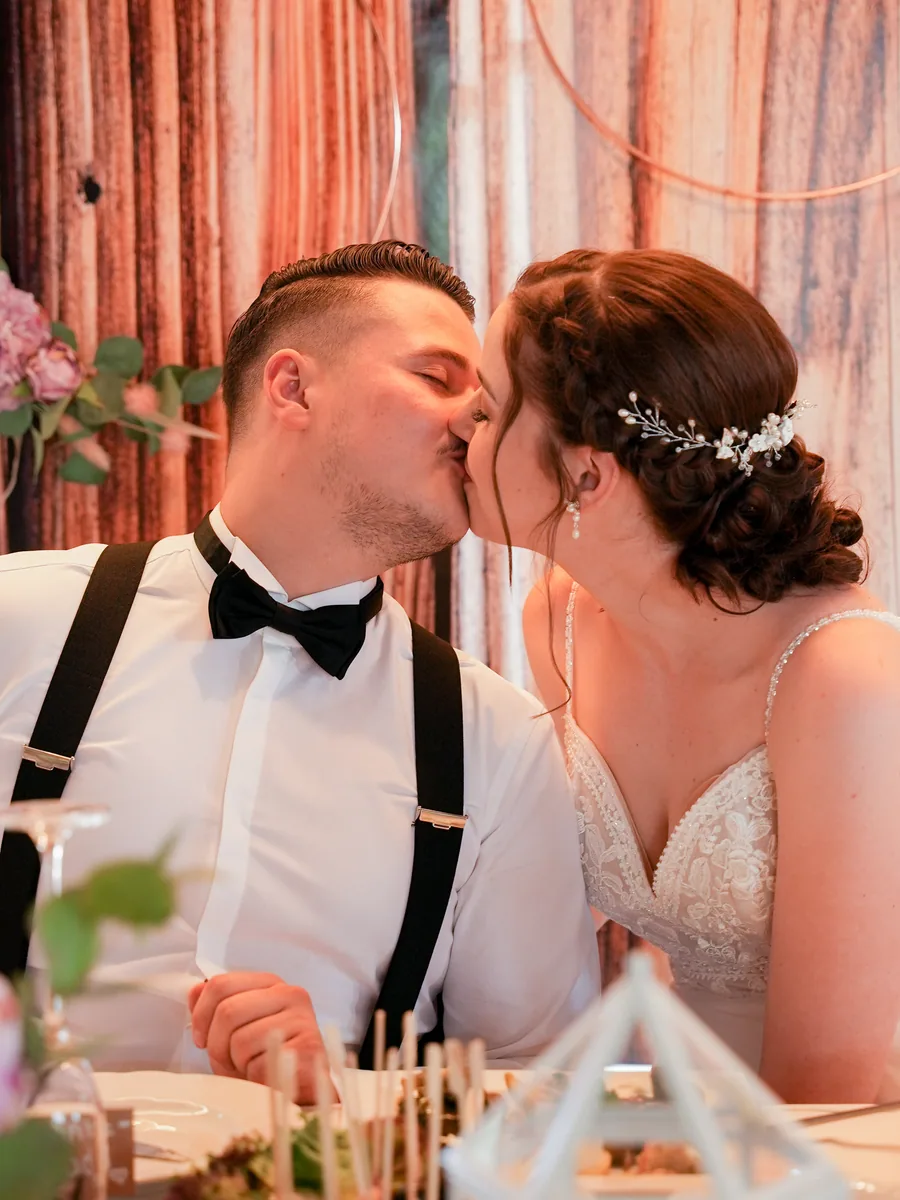 Kuss am Tisch – Hochzeit Franky und Angelika