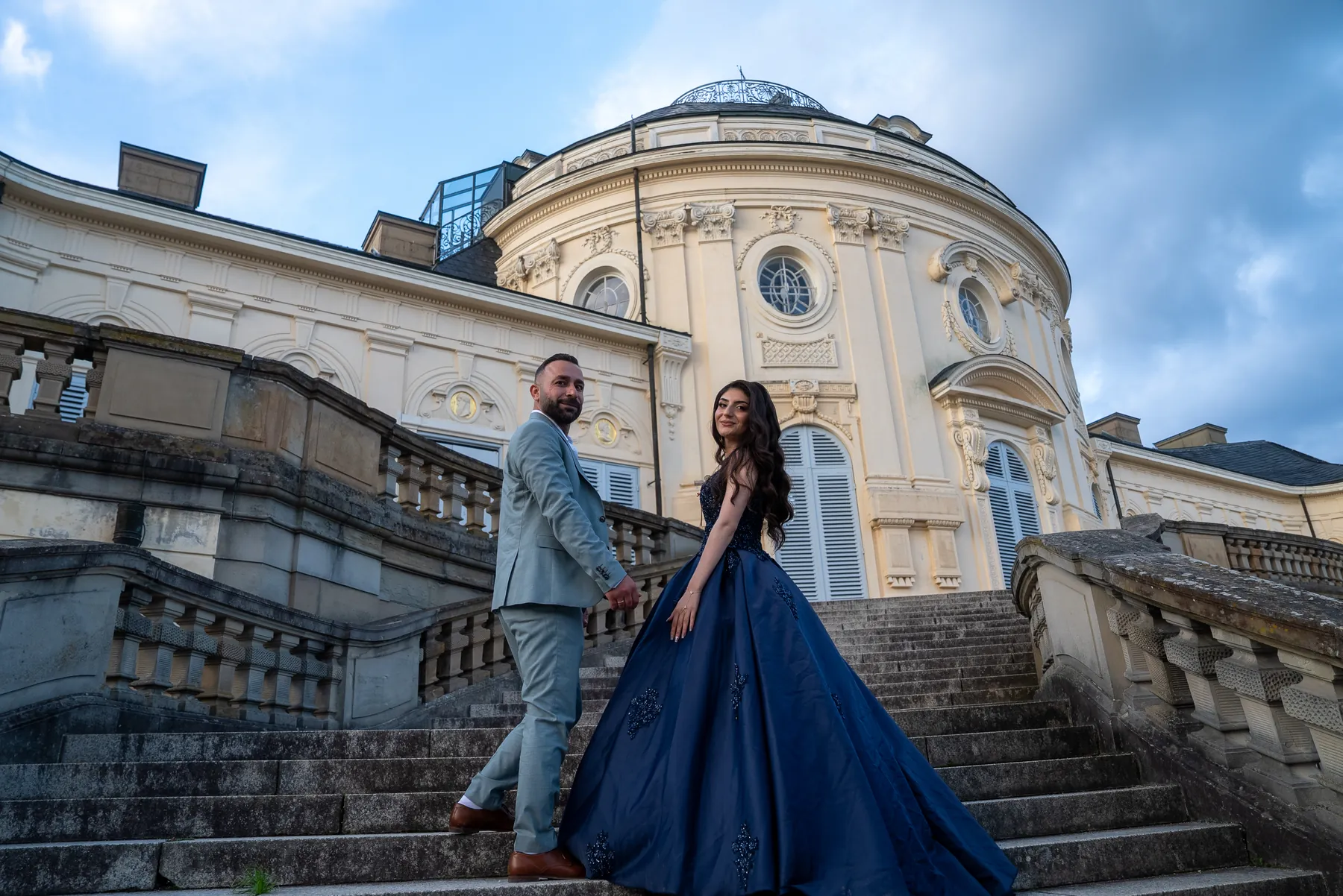Paar auf der Schlosstreppe in Stuttgart