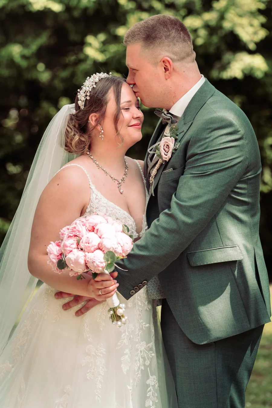 Kevin küsst Jasmin auf die Stirn – Hochzeit Jasmin und Kevin