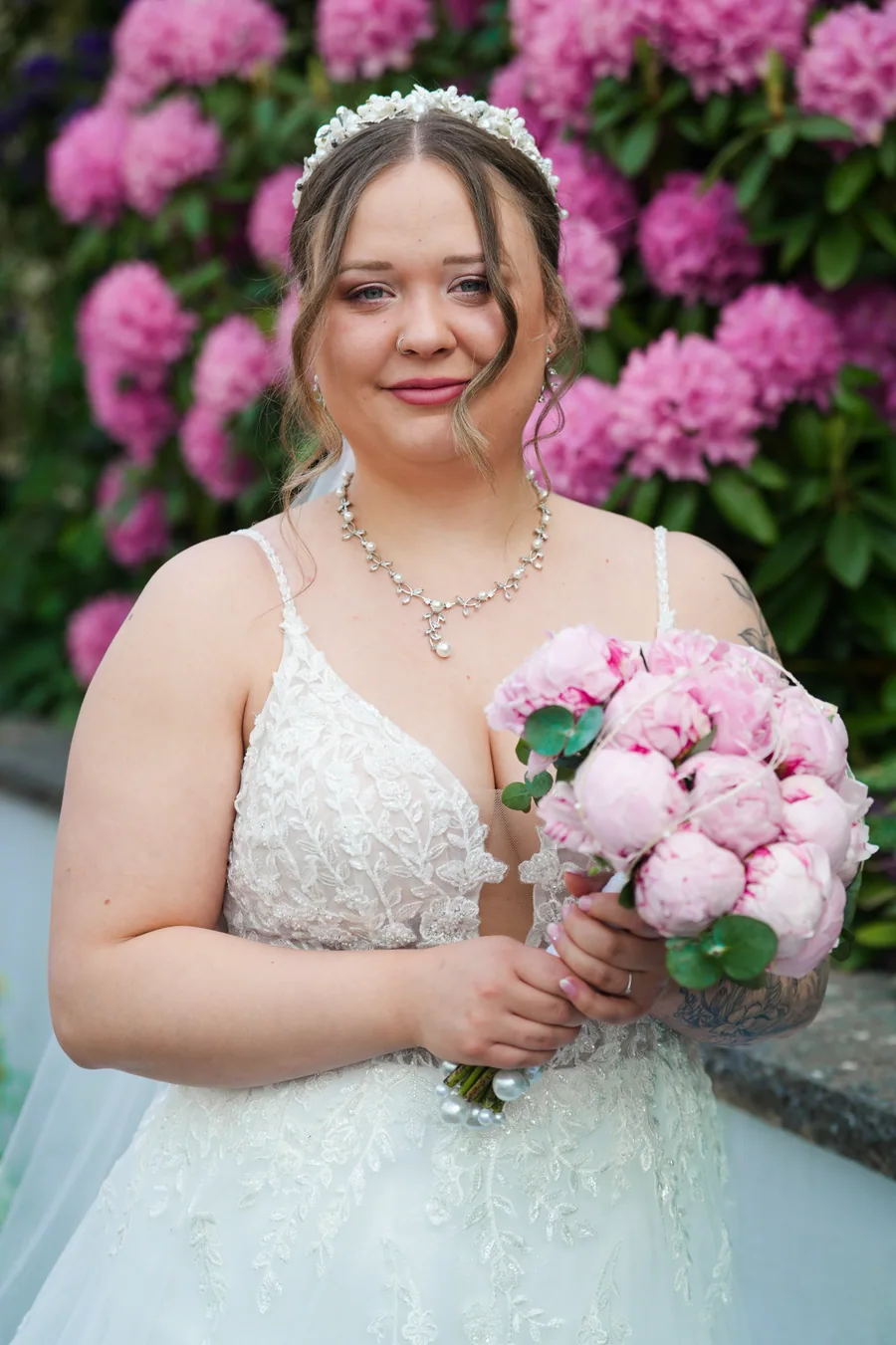 Jasmin vor blühenden Rhododendren – Hochzeit Jasmin und Kevin