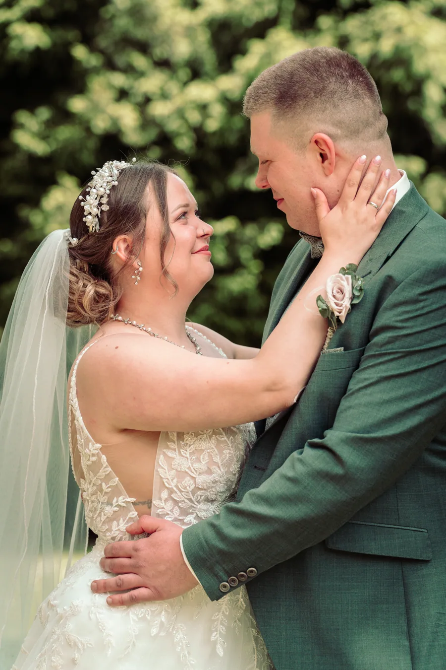 Jasmin hält Kevins Gesicht – Hochzeit Jasmin und Kevin