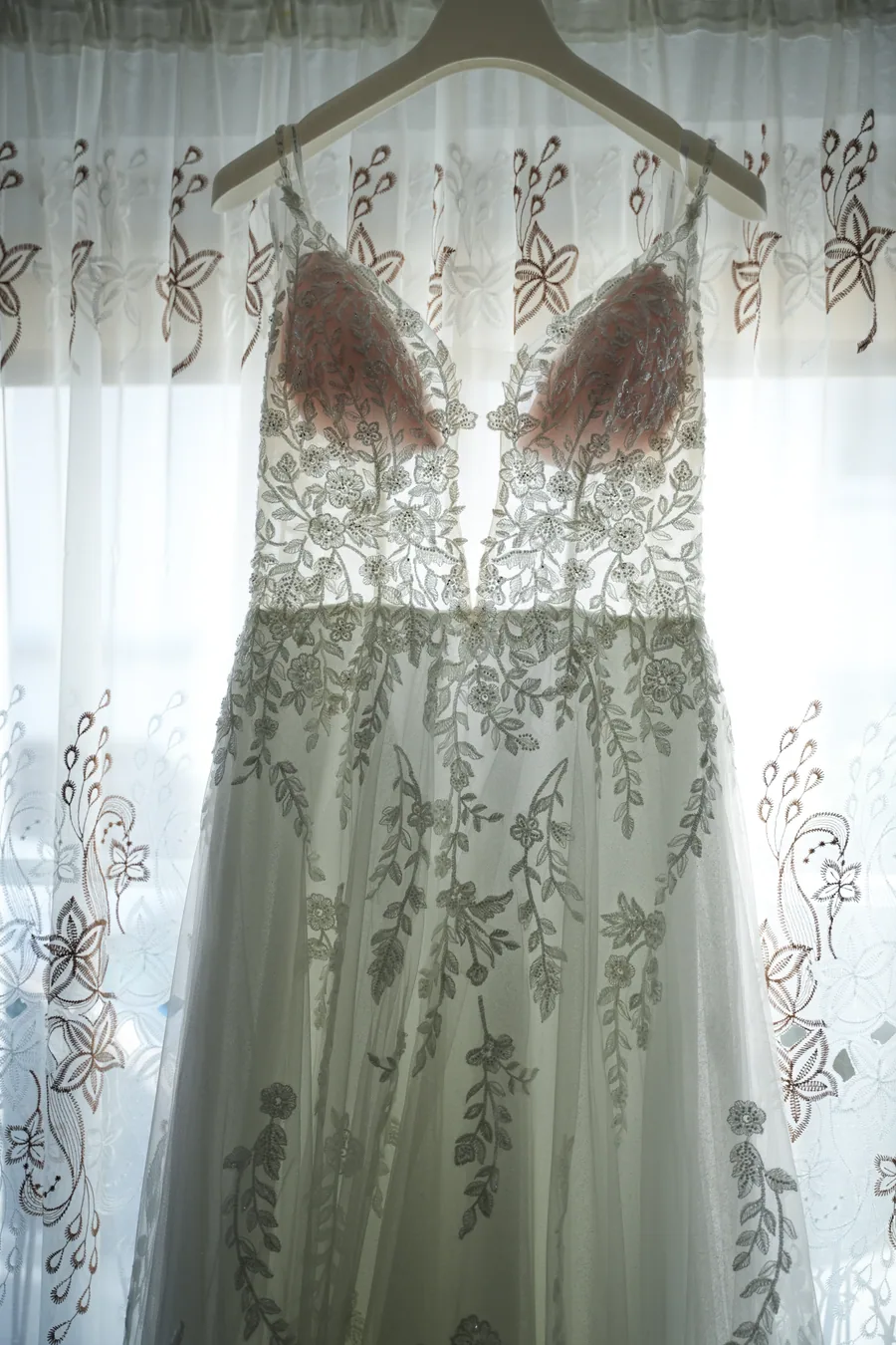 Brautkleid am Fenster – Hochzeit Jasmin und Kevin