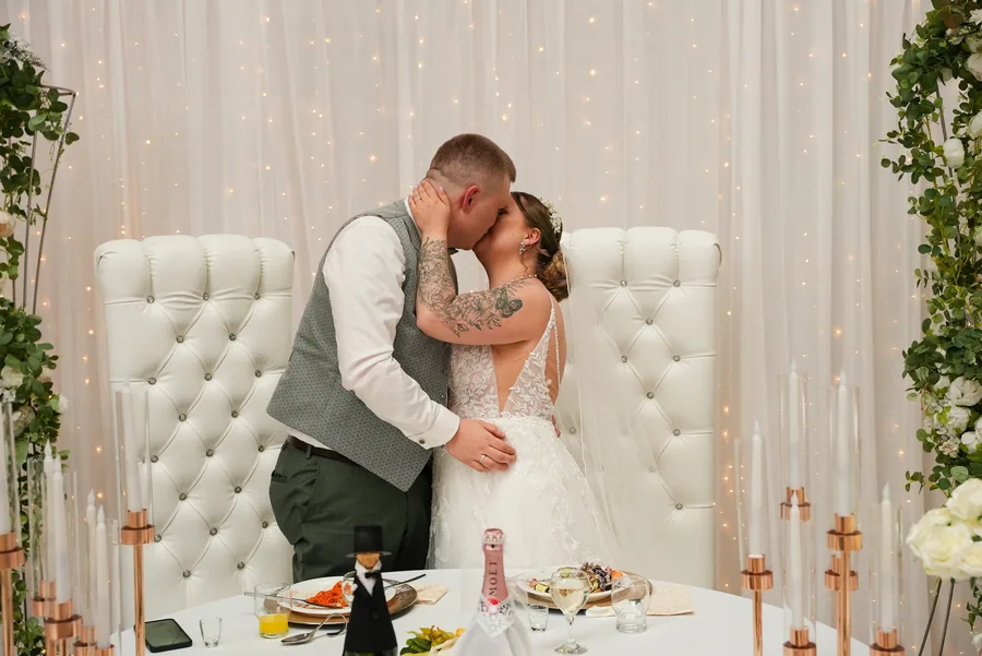 Kuss am Brauttisch – Hochzeit Jasmin und Kevin