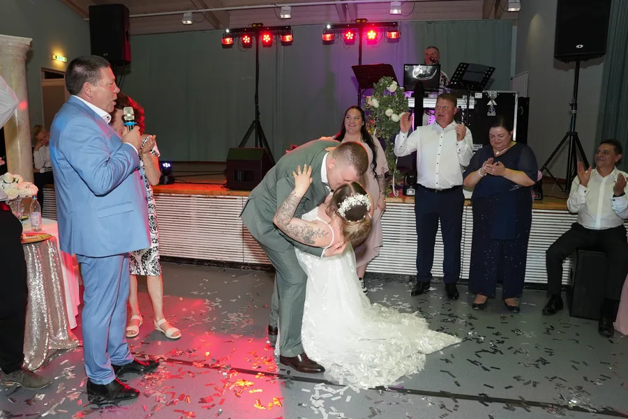 Tanz des Brautpaares bei der Feier – Hochzeit Jasmin und Kevin