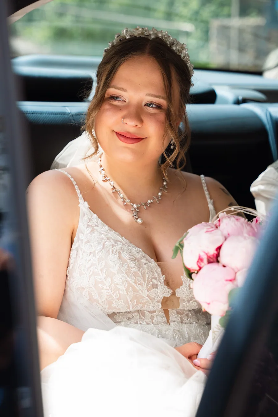 Jasmin auf dem Weg zur Trauung – Hochzeit Jasmin und Kevin