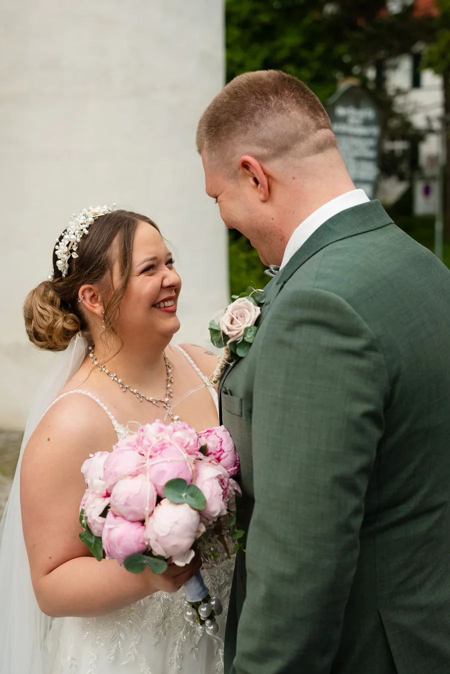Jasmin und Kevin lachen gemeinsam – Hochzeit Jasmin und Kevin