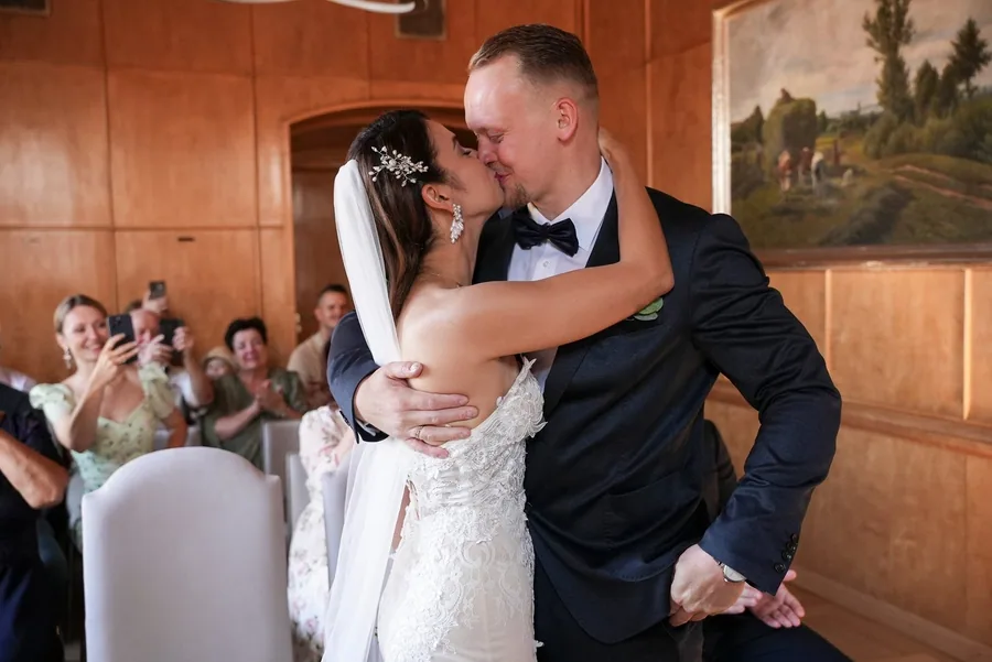 Erster Kuss als Ehepaar – Hochzeit Max und Maria
