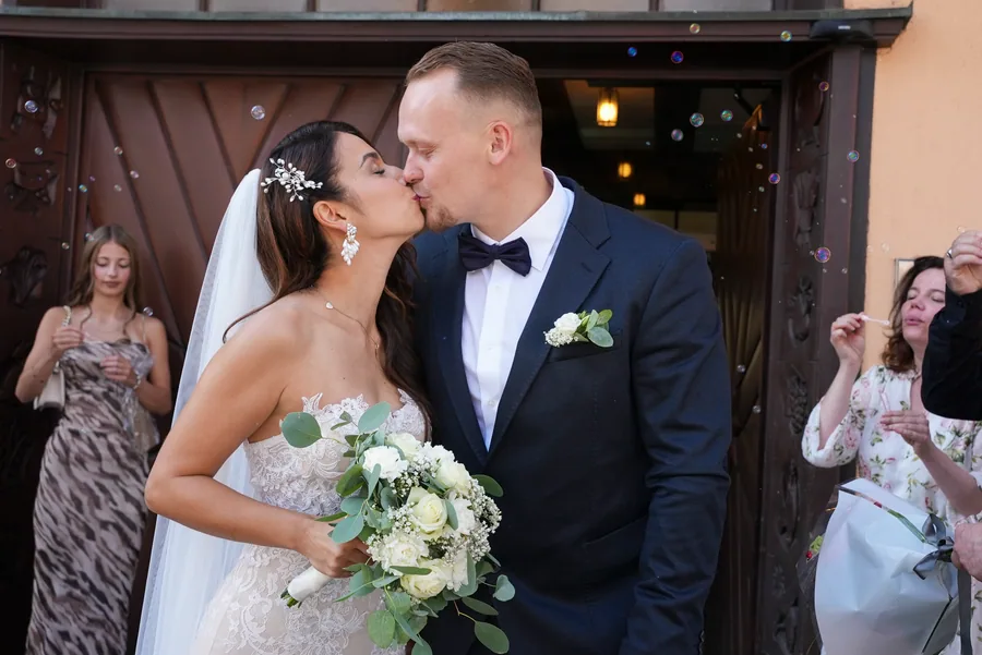 Kuss nach der Trauung – Hochzeit Max und Maria