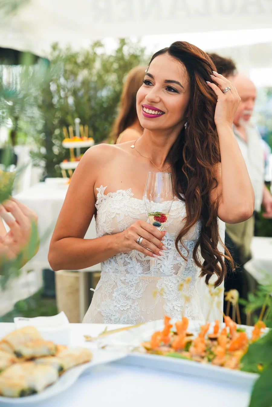 Maria lacht beim Empfang – Hochzeit Max und Maria