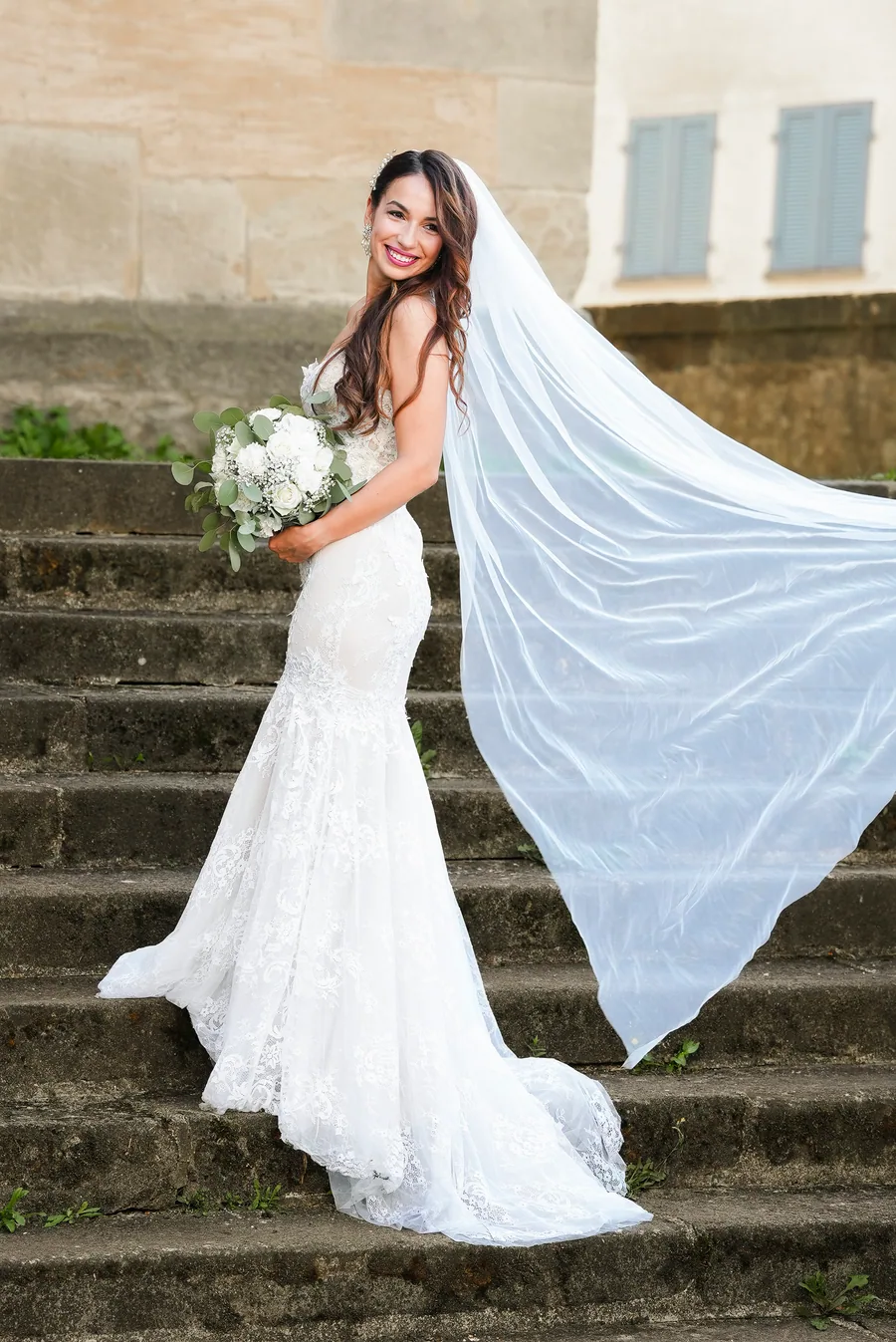Maria mit wehendem Schleier auf einer Treppe – Hochzeit Max und Maria