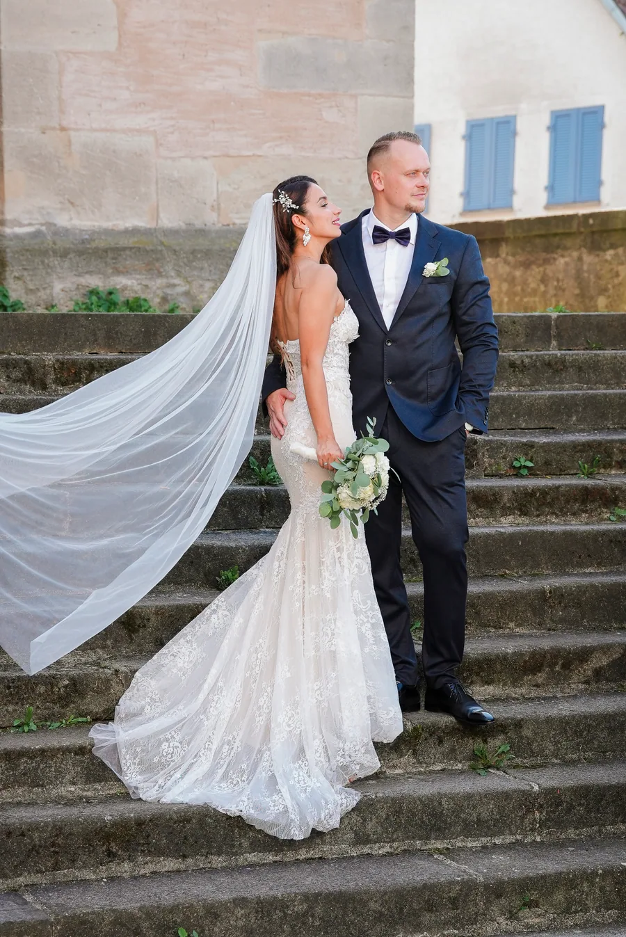 Max und Maria auf einer Steintreppe – Hochzeit Max und Maria