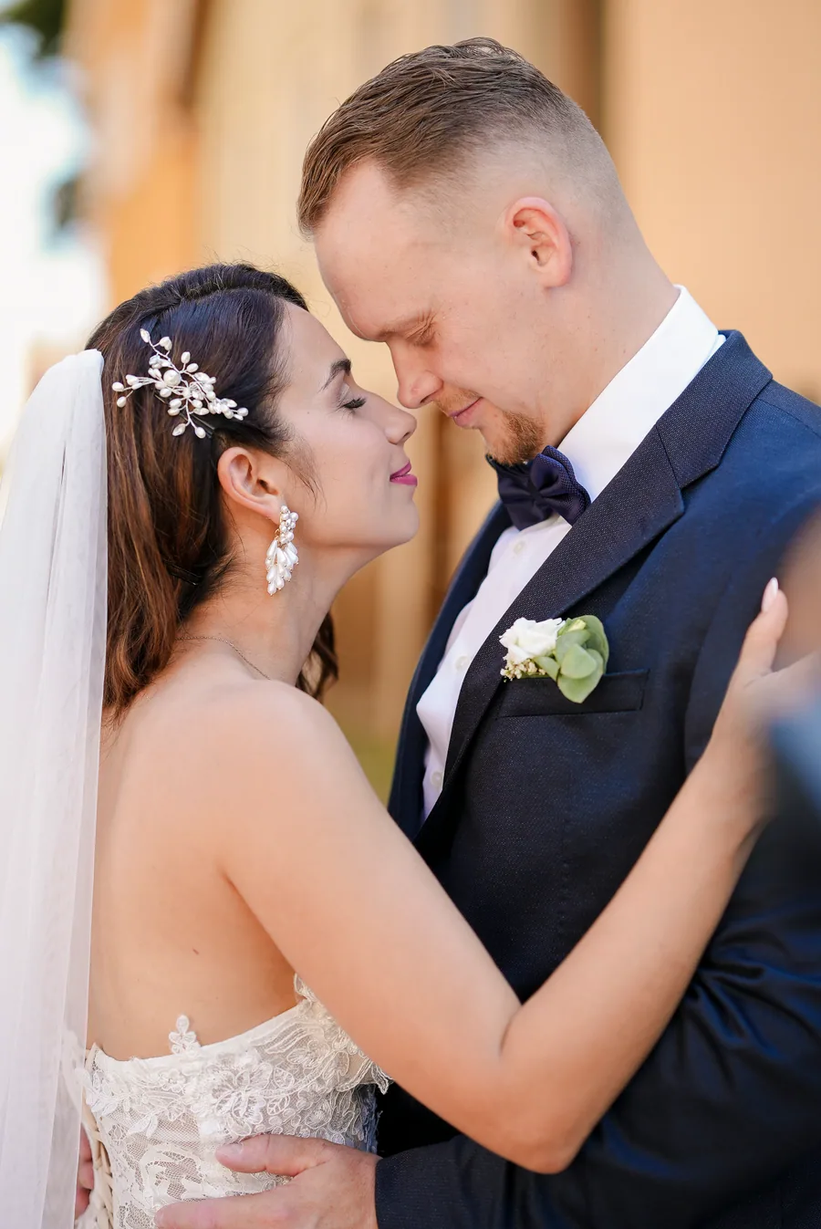 Innige Umarmung des Brautpaares – Hochzeit Max und Maria